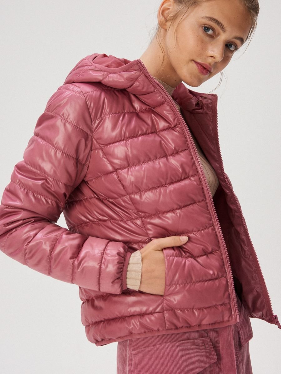 Стеганая куртка с поясом. Синсэй стеганая куртка. Стеганая куртка Sinsay. Розовая стеганая куртка. Розовая стеганая куртка женская.