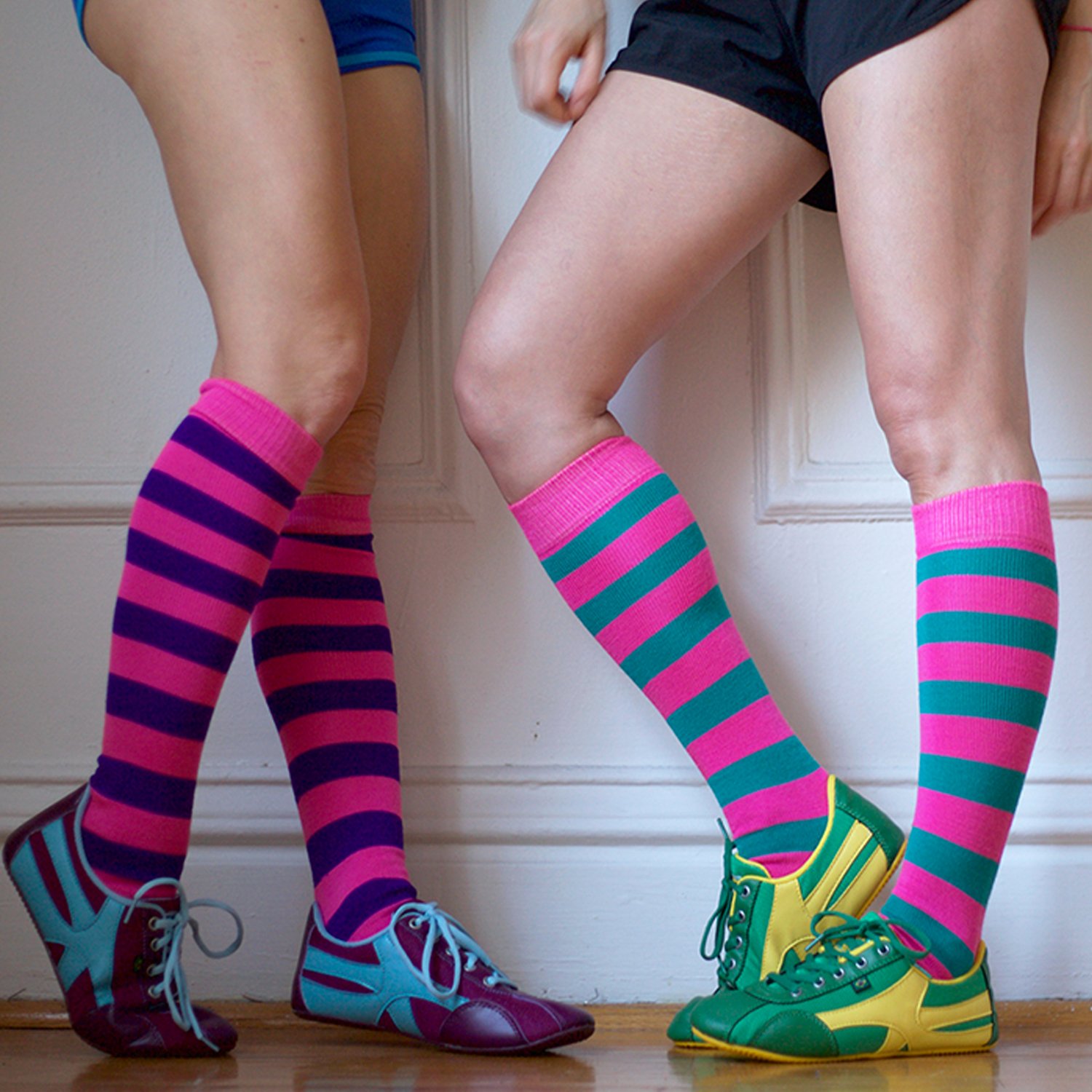 Wearing socks. Девушки в цветных носках. Девочки в цветных носочках. Носки с лосинами. Носки с леггинсами.