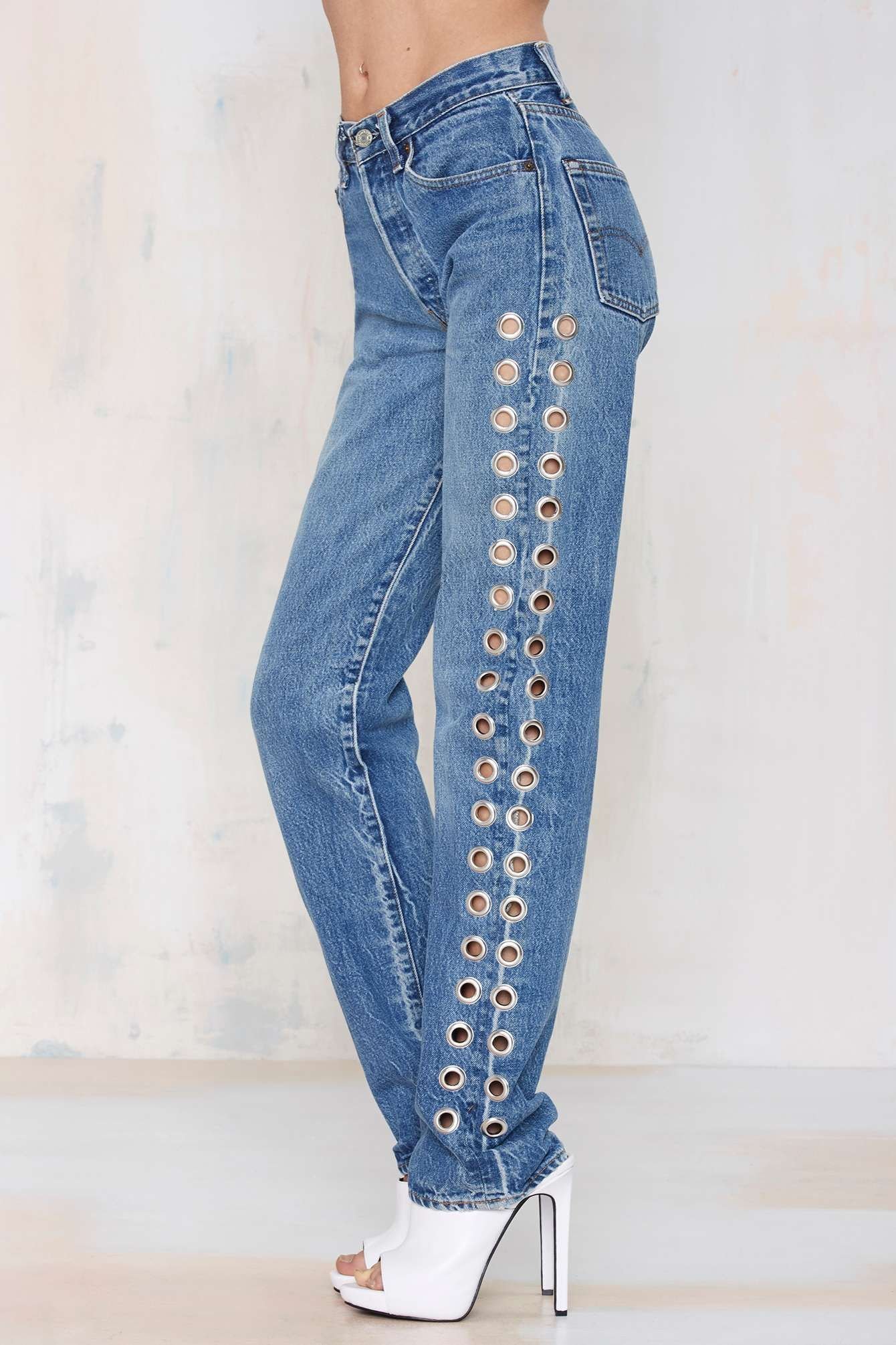 Расширить джинсовую. Джинсы женские. Переделать джинсы. Джинсы с клепками. Комбинированные джинсы женские.
