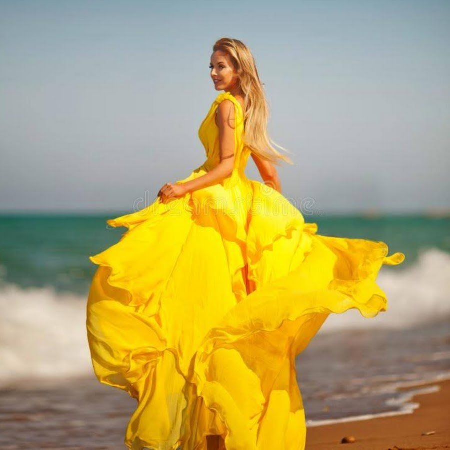 Желтое платье со шлейфом