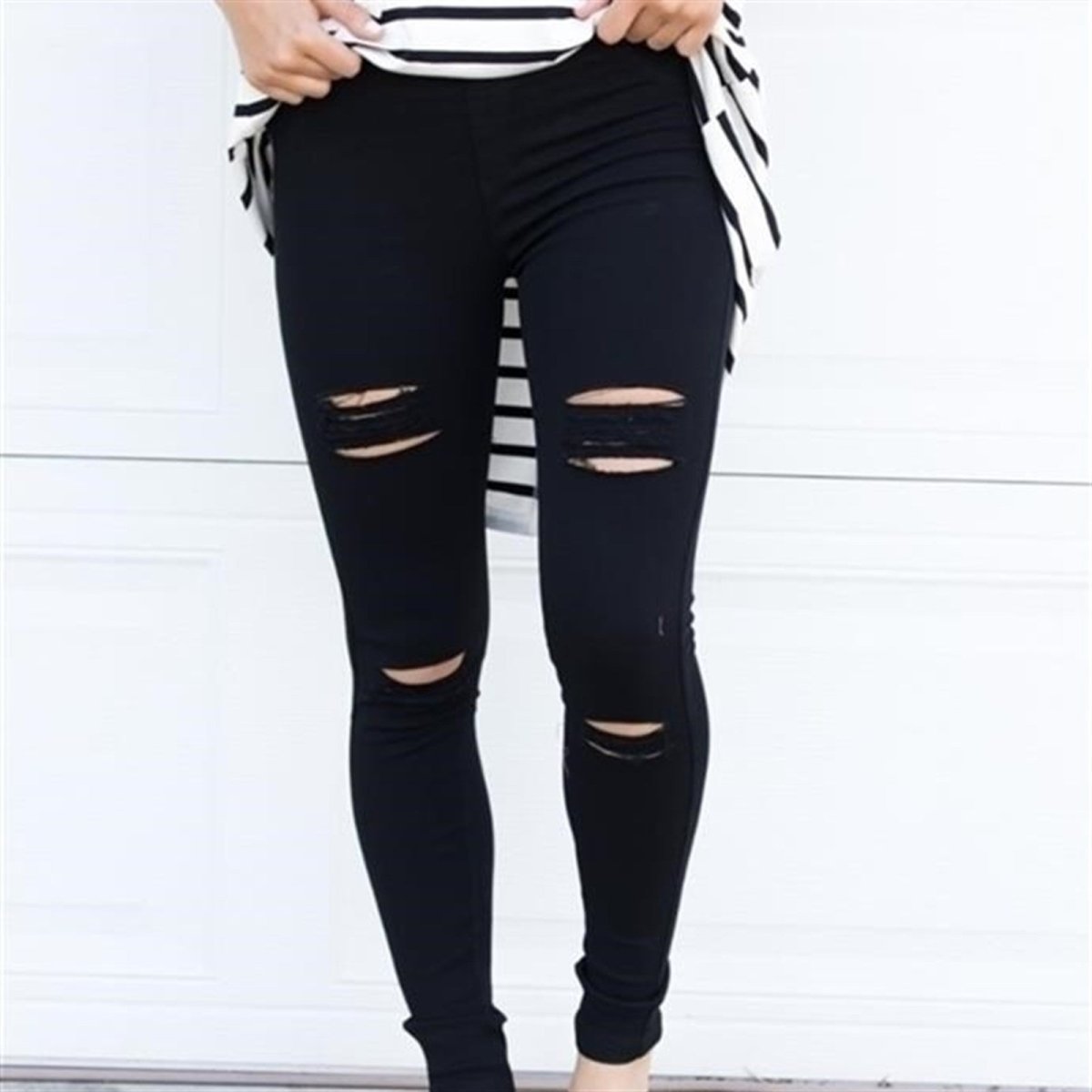 Черные джинсы с разрезами