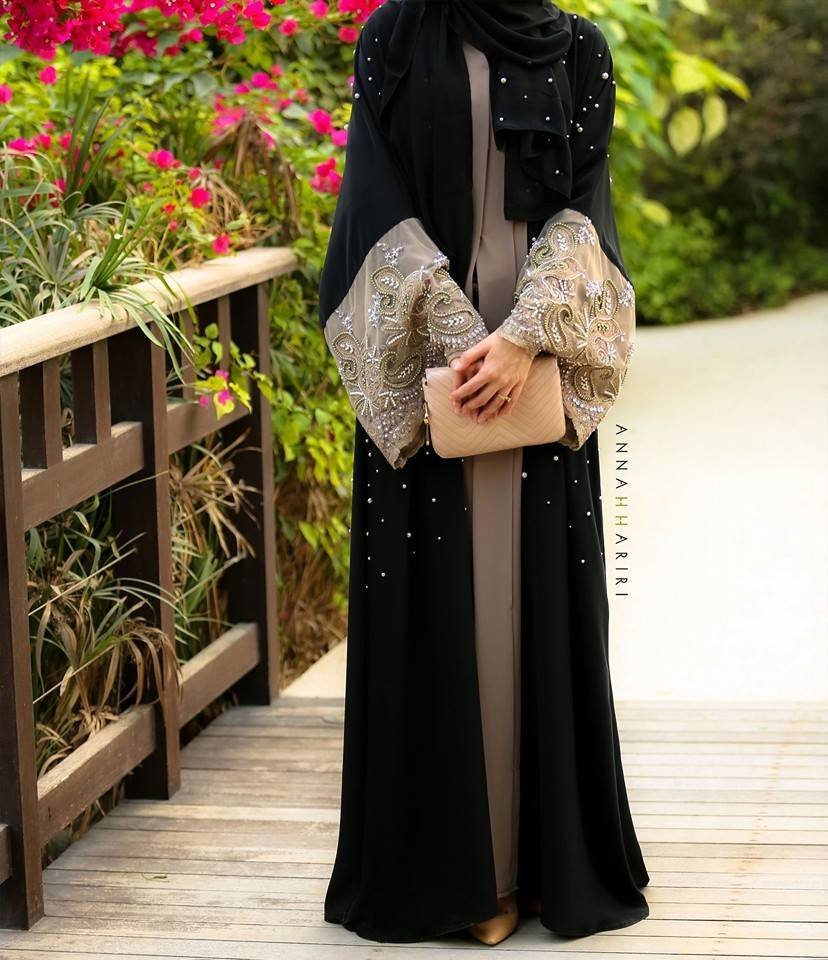 Девушка в коротком платье на улице. Дубай. Арабские Эмираты