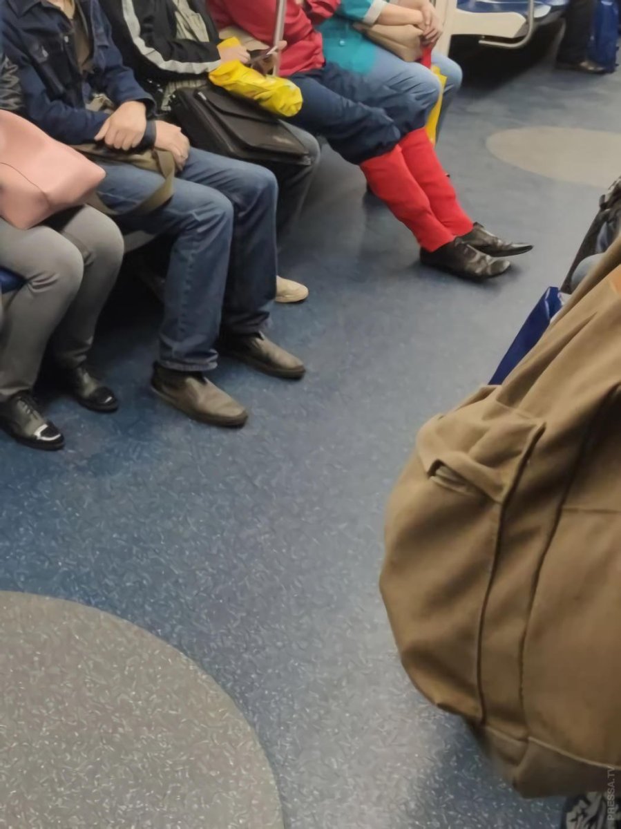 Носки заправленные в штаны в метро
