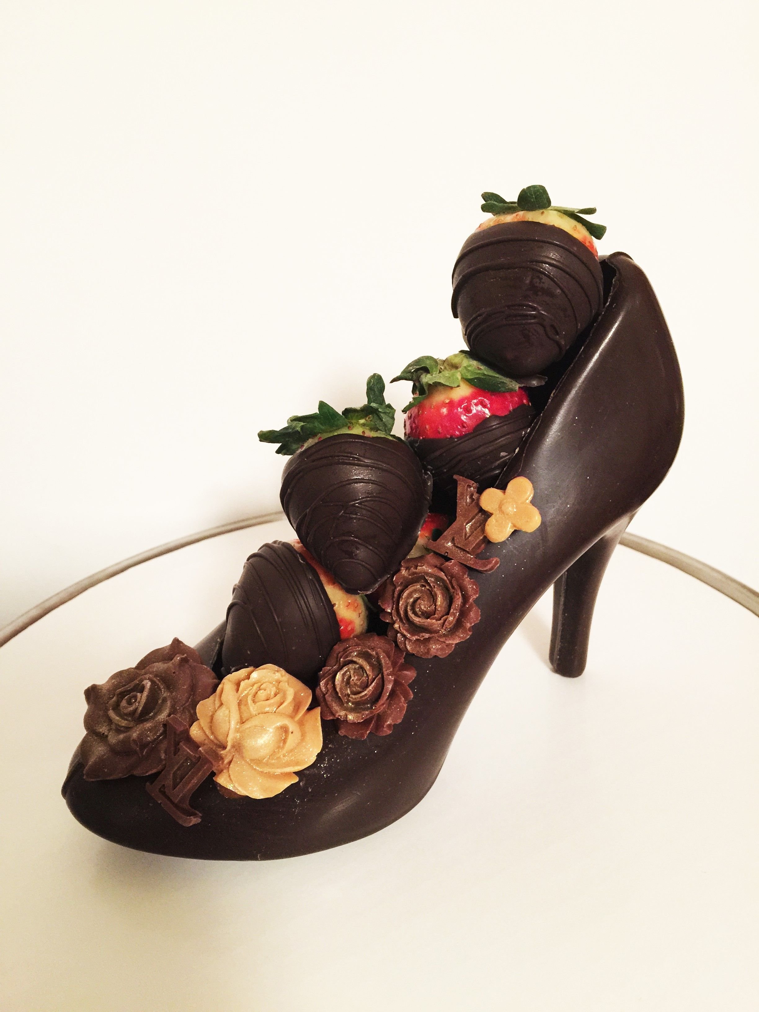 Изделия из шоколада. Шоколадная туфля. Украшение шоколадной туфельки. Туфли из шоколада. Необычные изделия из шоколада.