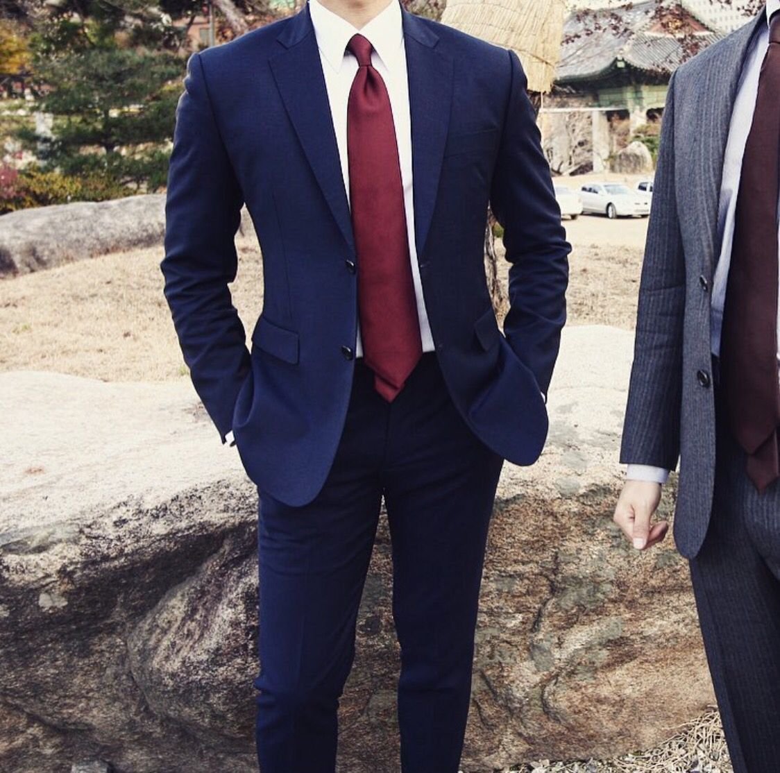 Синий костюм с бордовым галстуком