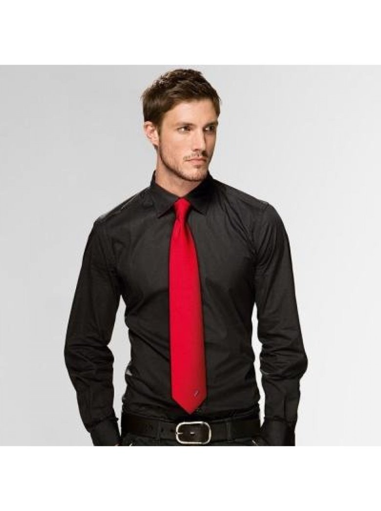 Черная рубашка и красный галстук