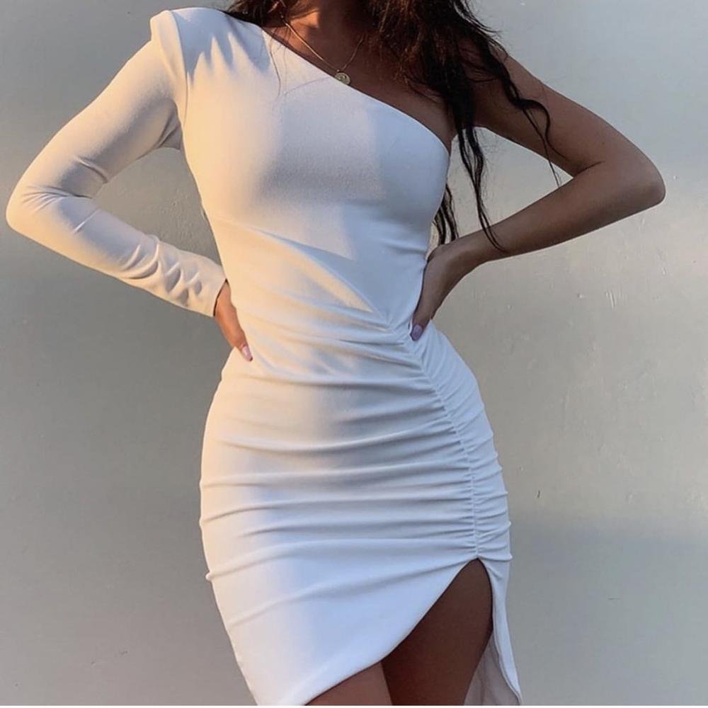 Белое обтягивающее платье