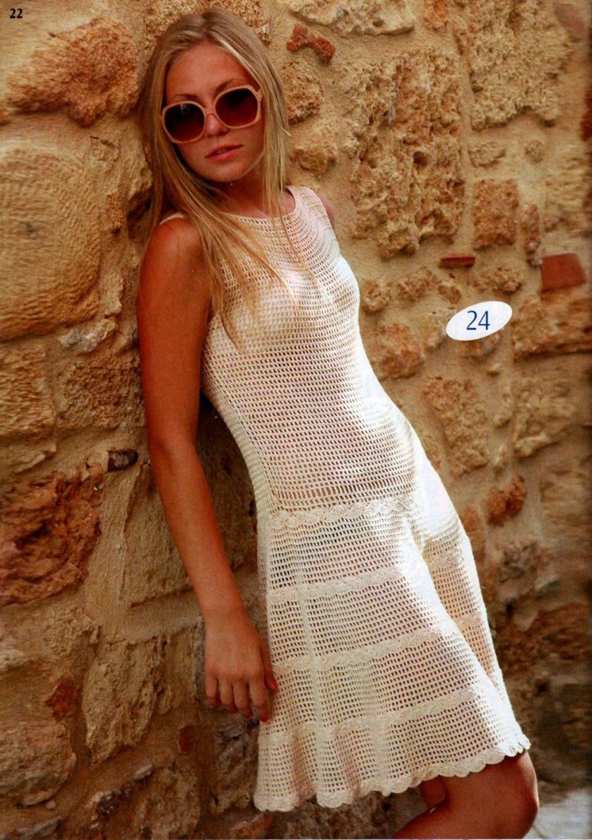 Ажурное голубое платье спицами