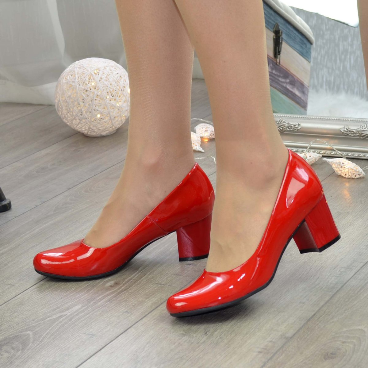 Красные туфли на невысоком каблуке